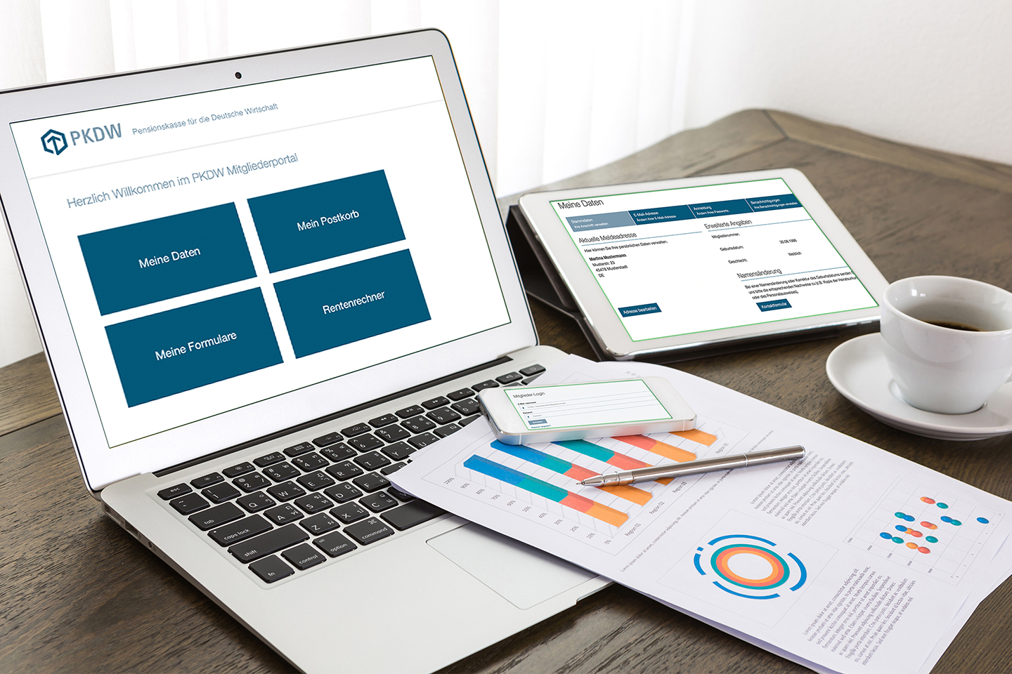 PKDW Portal: Die Startseite des Mitgliederportals der Pensionskasse auf einem Laptop, iPad und iPhone.